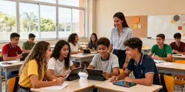 Estudantes em sala de aula moderna, engajados em aprendizagem colaborativa, simbolizando a reforma do ensino médio de 2026.