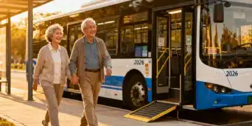 Casal de idosos sorrindo e caminhando, com ônibus moderno ao fundo, simbolizando os novos benefícios de transporte para idosos em 2026.