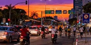 Vista aérea de uma via urbana movimentada no Brasil ao entardecer, com diversos veículos e sinalização moderna, simbolizando as novas leis de trânsito.