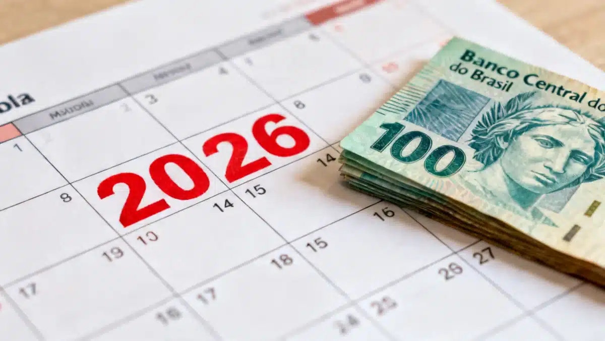 Calendário de 2026 com notas de Real, simbolizando os pagamentos do Bolsa Família.